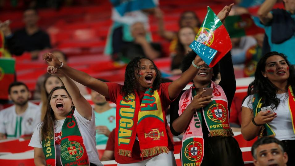 Ronaldo Reacts After Iranian Fans Make Noise Outside Portugal's Hotel Ronaldo Reacts After Iranian Fans Make Noise Outside Portugal's Hotel